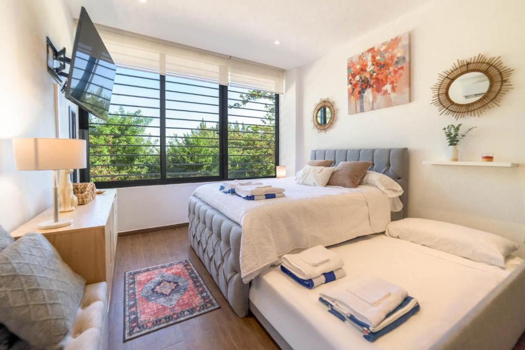 Spacious Condo 200m from Beach & 5th Ave photo 2
