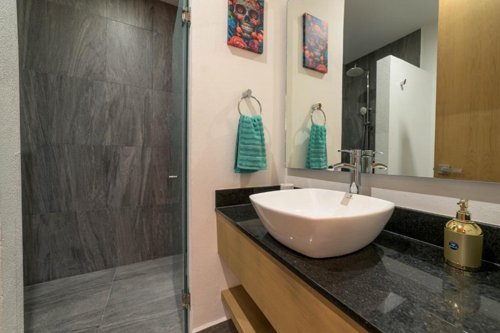 Spacious Condo 200m from Beach & 5th Ave photo 3