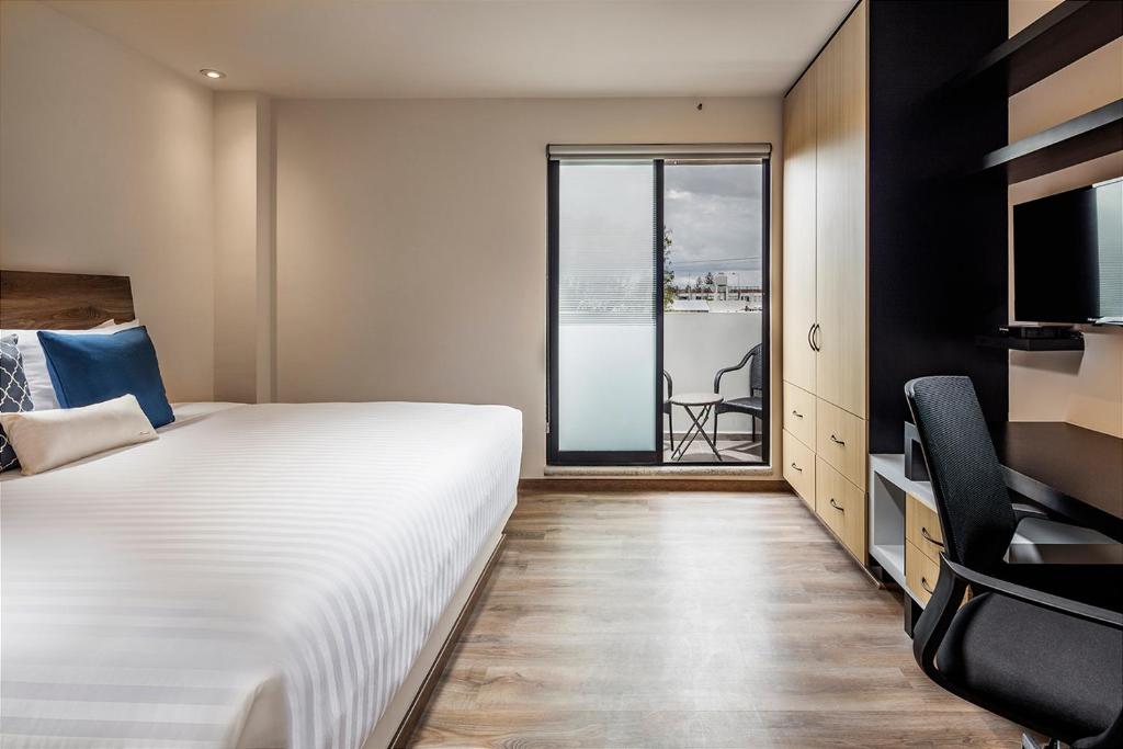 ROOM Hotel & Suites photo 2