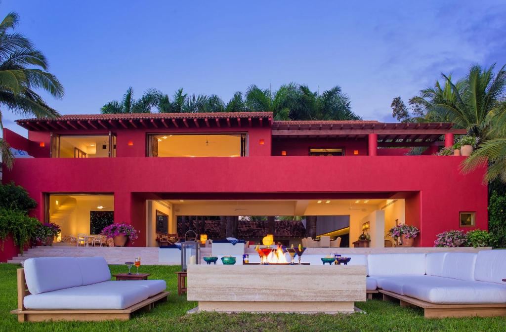 Stunning 7 Bd Beachfront Villa — photo 1