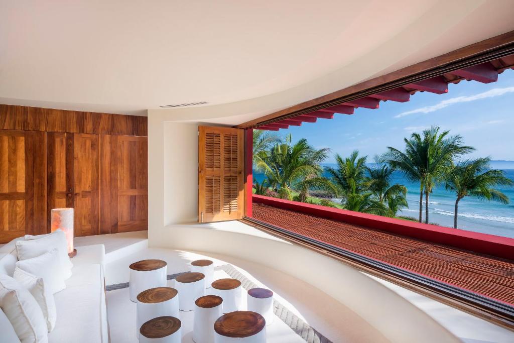Stunning 7 Bd Beachfront Villa photo 2