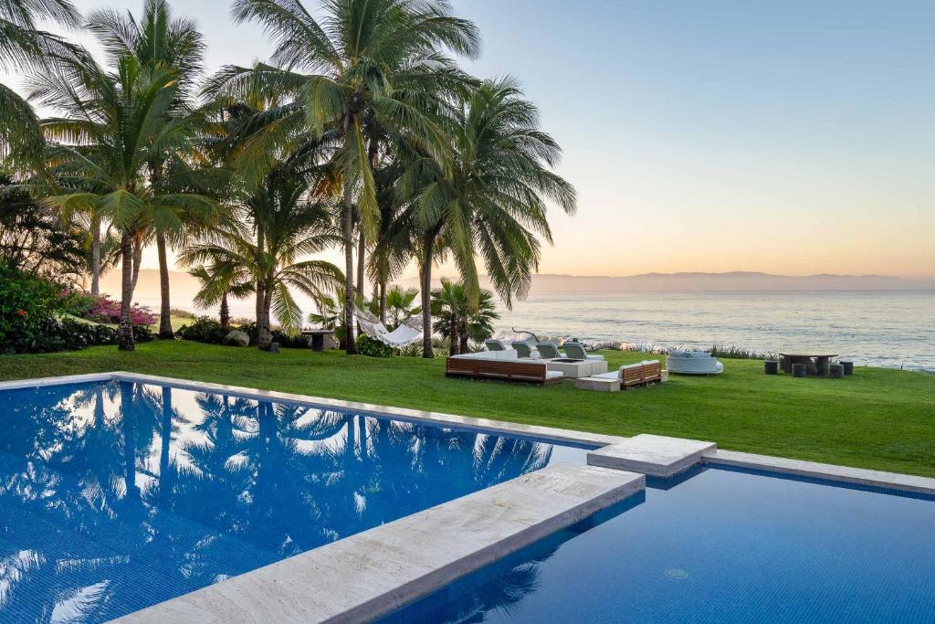 Stunning 7 Bd Beachfront Villa photo 3