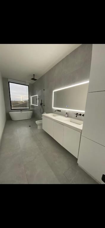180 Ocean View PH photo 3