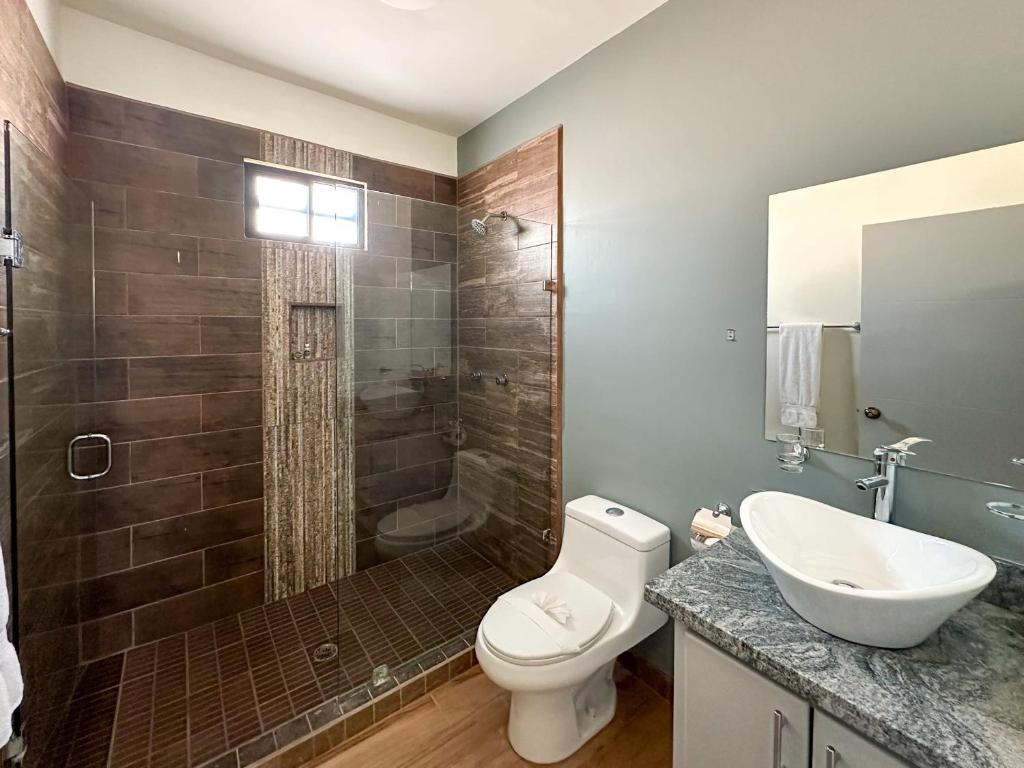 Sleek Downtown Escape with Private Parking photo 3