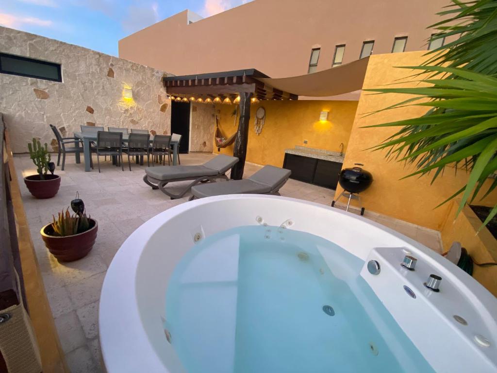 Lunada PH with Private Rooftop and Jacuzzi by Caribe Rentas — photo 1
