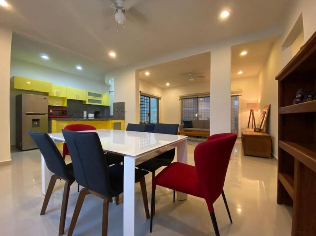 The Best Location 2BR Condo- 100m to Beach and 5Ave — photo 1