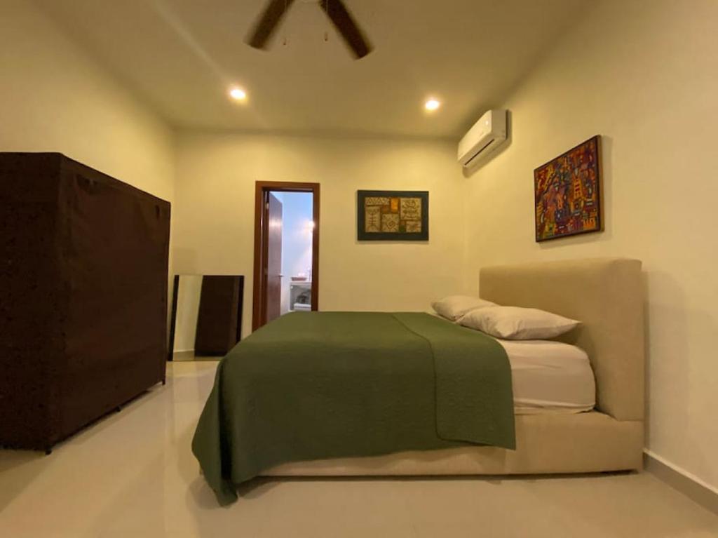 The Best Location 2BR Condo- 100m to Beach and 5Ave photo 2