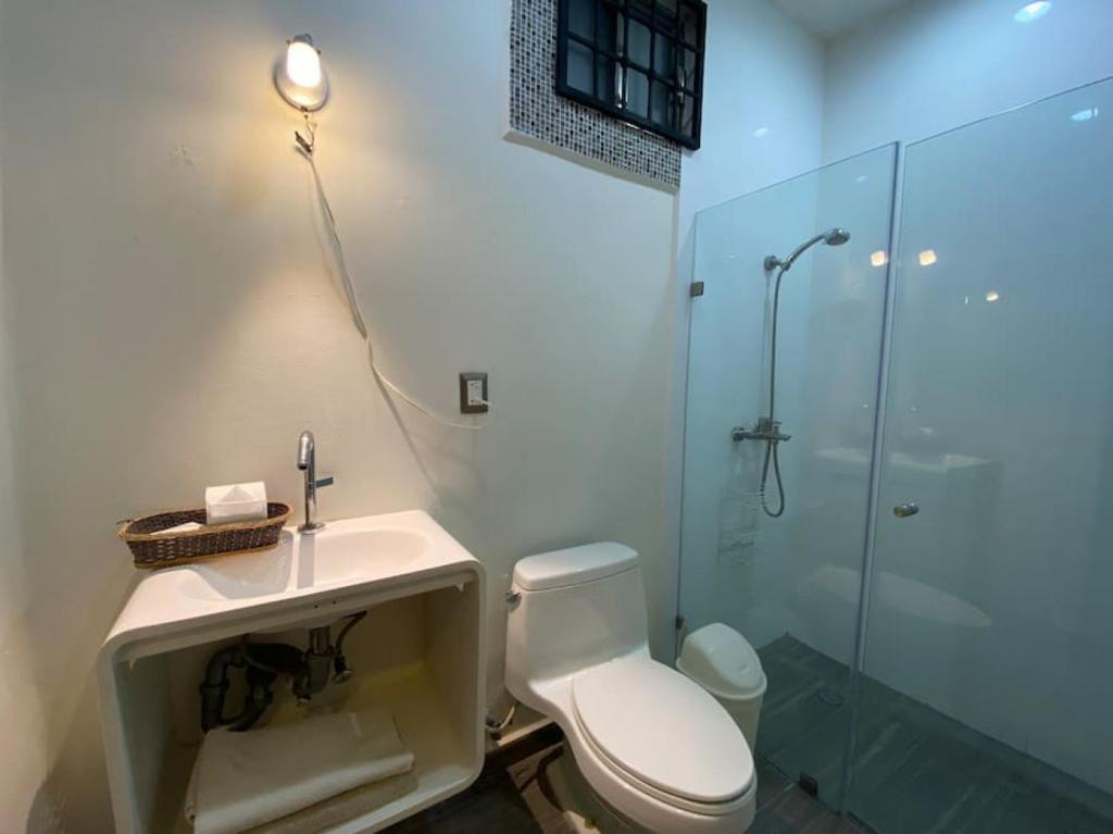 The Best Location 2BR Condo- 100m to Beach and 5Ave photo 3