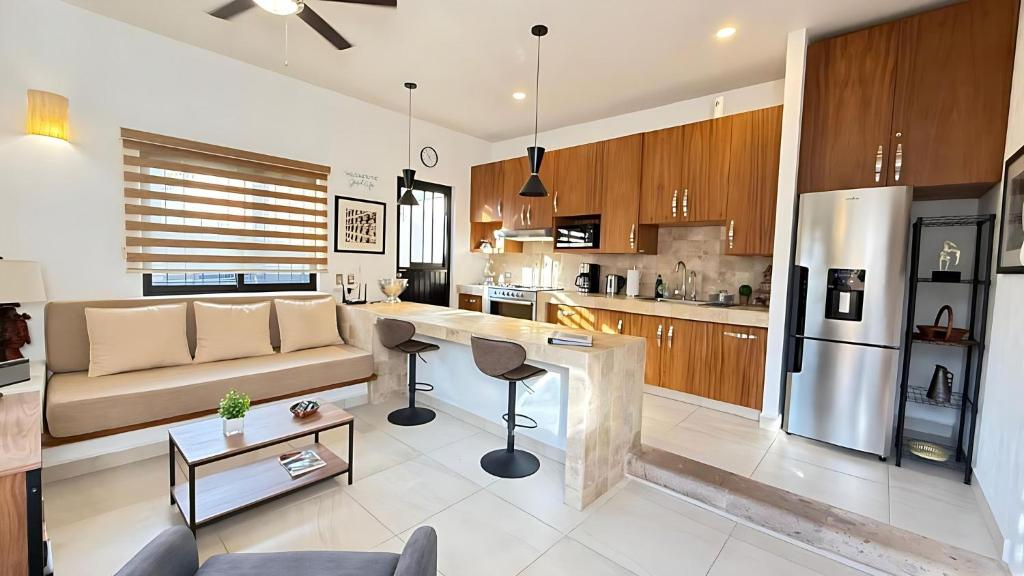 Ajijic 1 Bedroom Guesthouse -Walk To Everything -Patio -Bikes - Pickleball Court