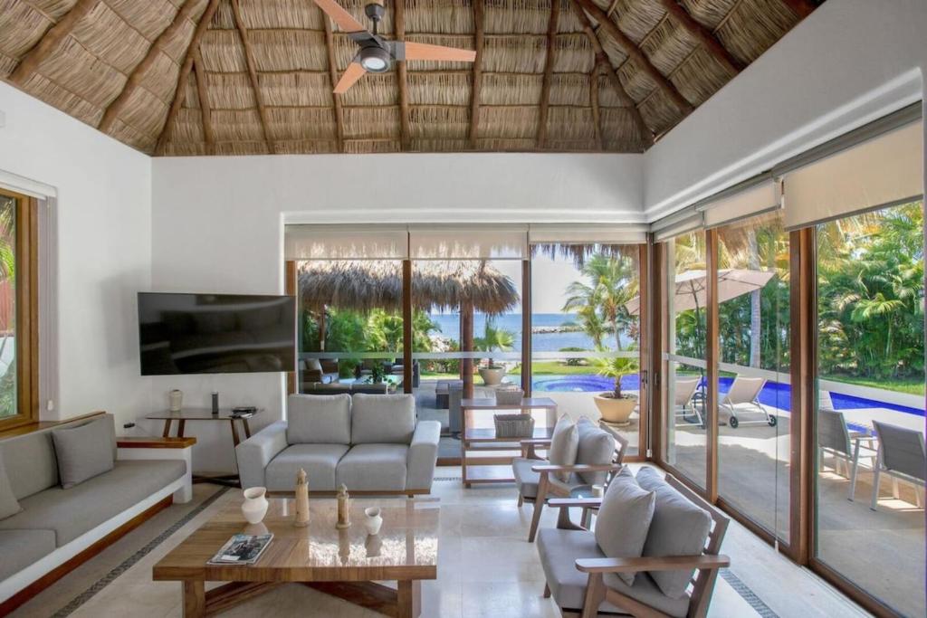 Oceanfront Retreat with Private Pool and Jacuzzi photo 2