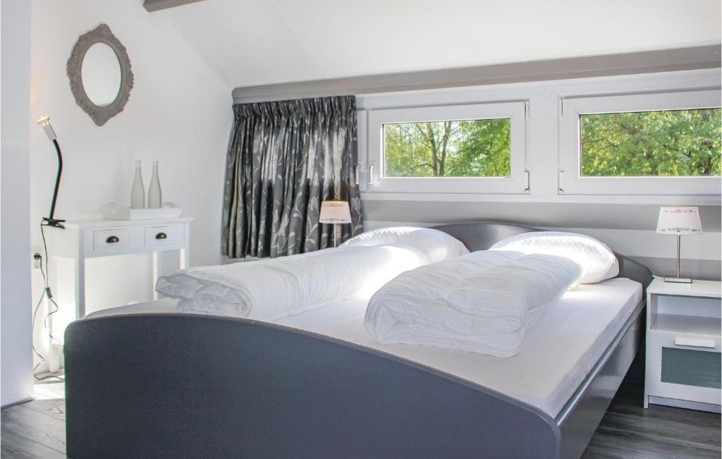 Beautiful Home In Bruinisse With Wifi photo 3