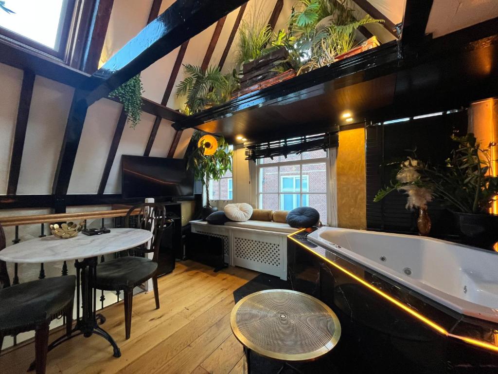 The smallest hotel in Amsterdam photo 3