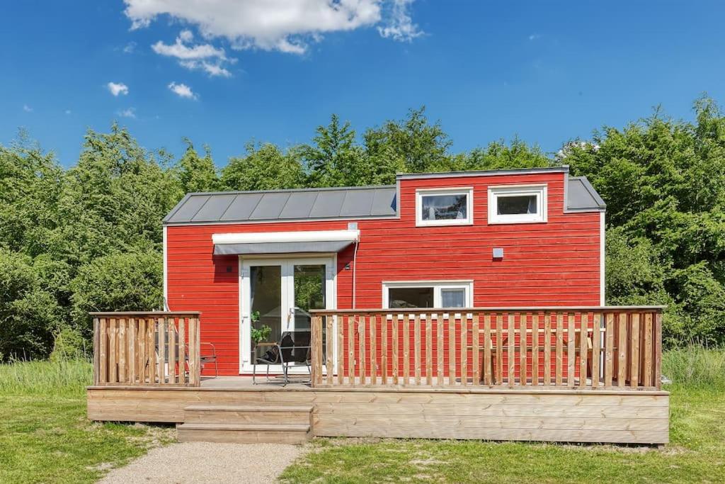Rode Tiny House met zwembad — photo 1