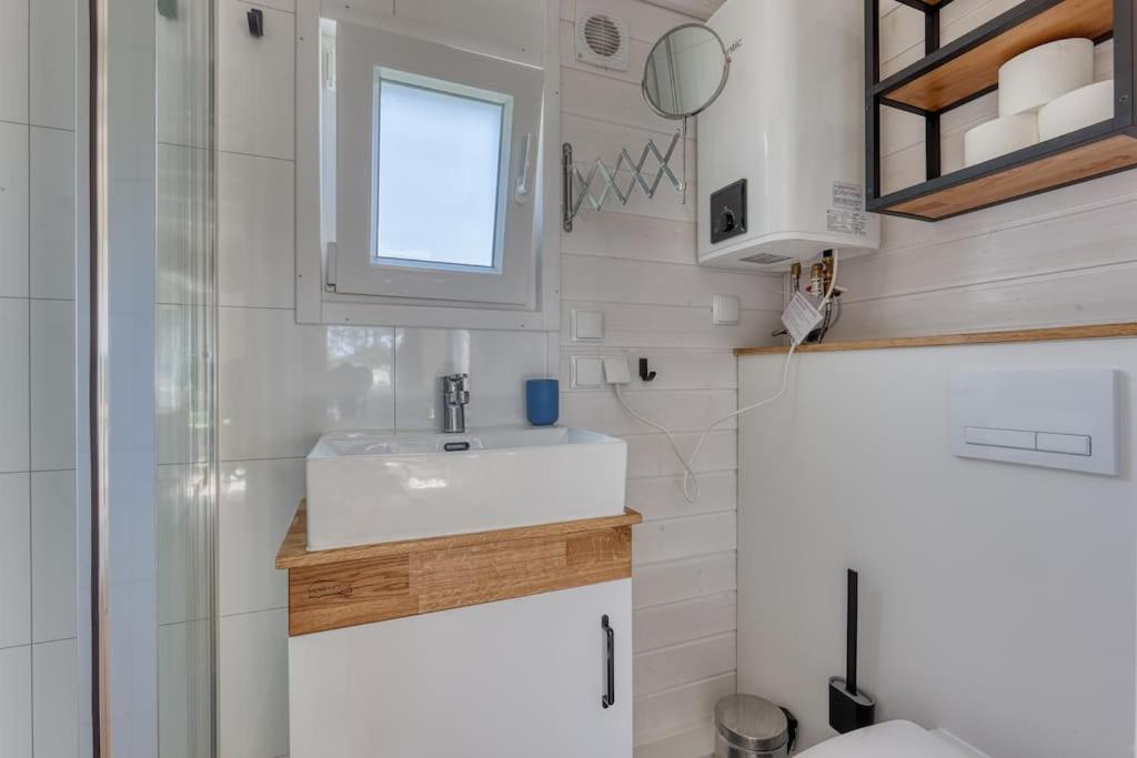 Rode Tiny House met zwembad photo 3