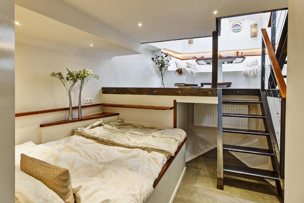 Your Houseboat Amsterdam photo 2