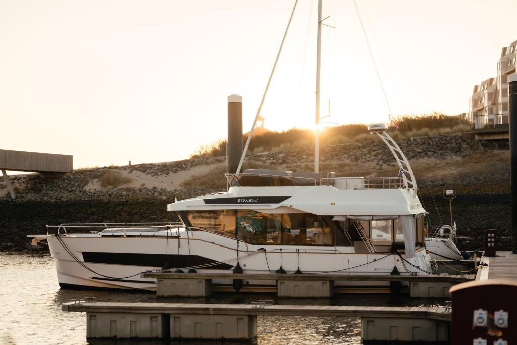 Yacht by Strandhotel - hotel service & wellness — photo 1