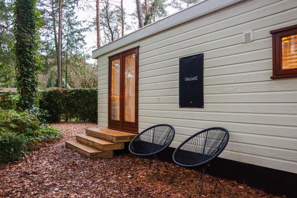 Tranquil forest chalet by a pond in Veluwe — photo 1