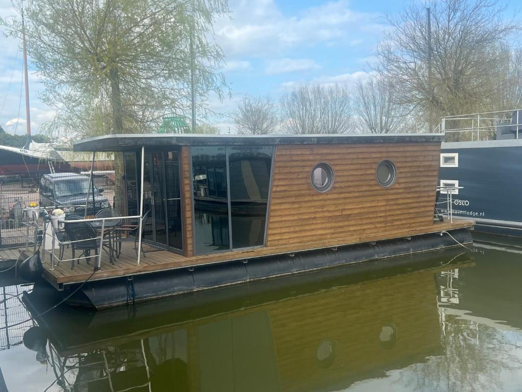 Winter escape at houseboat Sanches Lake View Monnickendam — photo 1