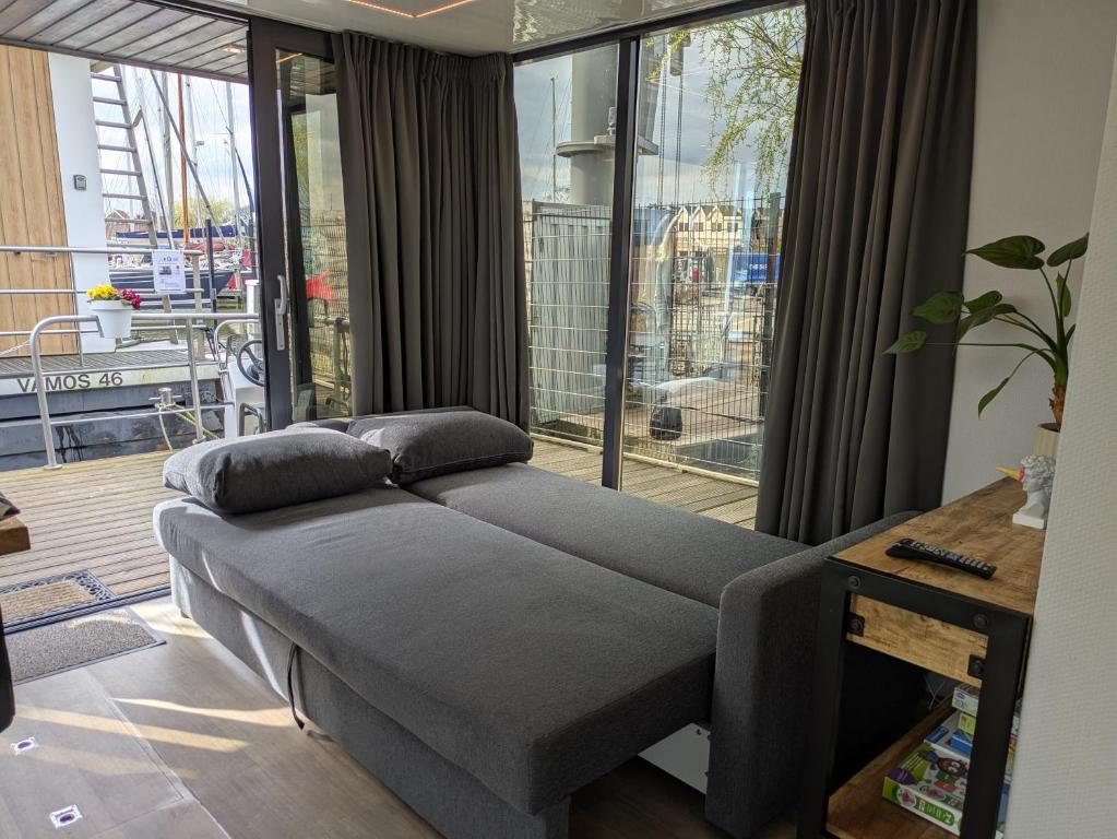 Winter escape at houseboat Sanches Lake View Monnickendam photo 2