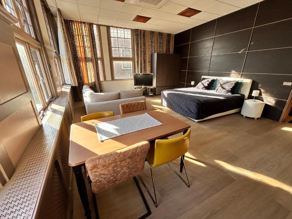 Stylish independent Studio S1 photo 2