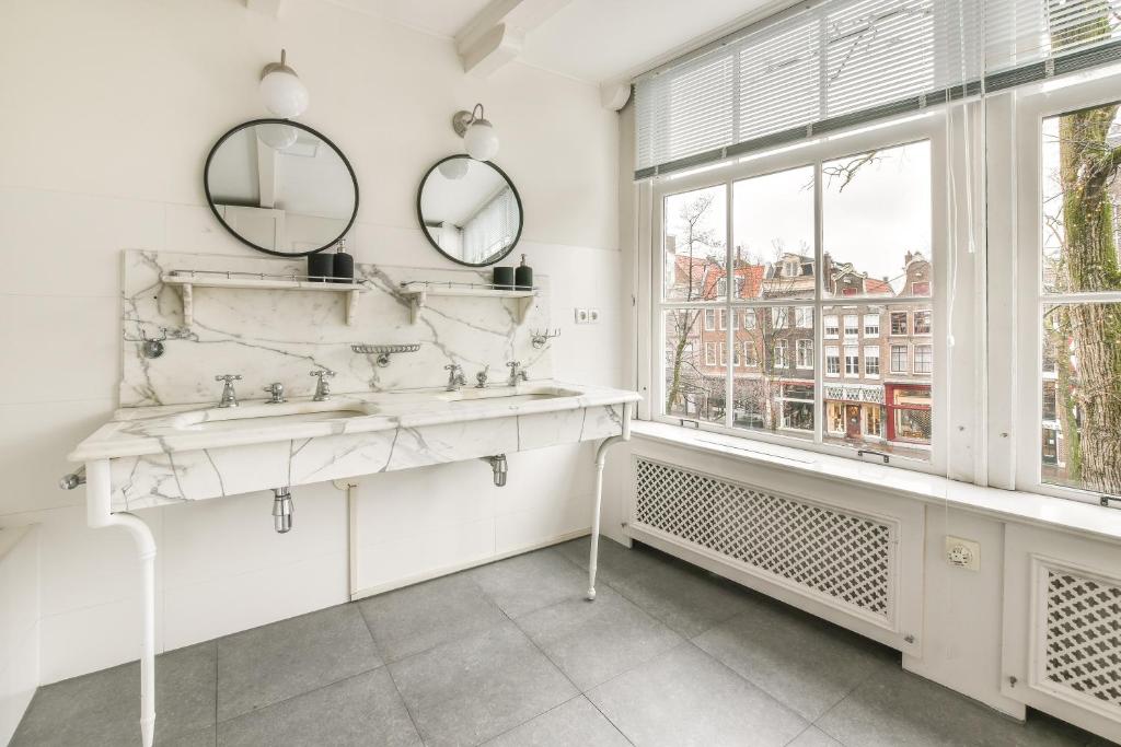 Spiegelgracht Apartments with Canal View photo 3