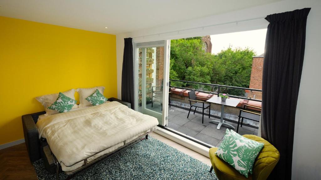 Sunny 45m2 Penthouse with Balcony and Terrace - R65C photo 2