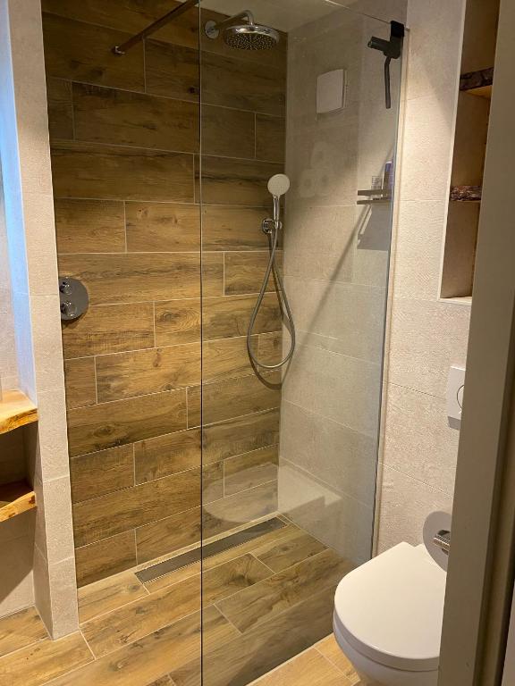 "ZeeLandZon" Holiday home by the lake with Jacuzzi and Sauna photo 3
