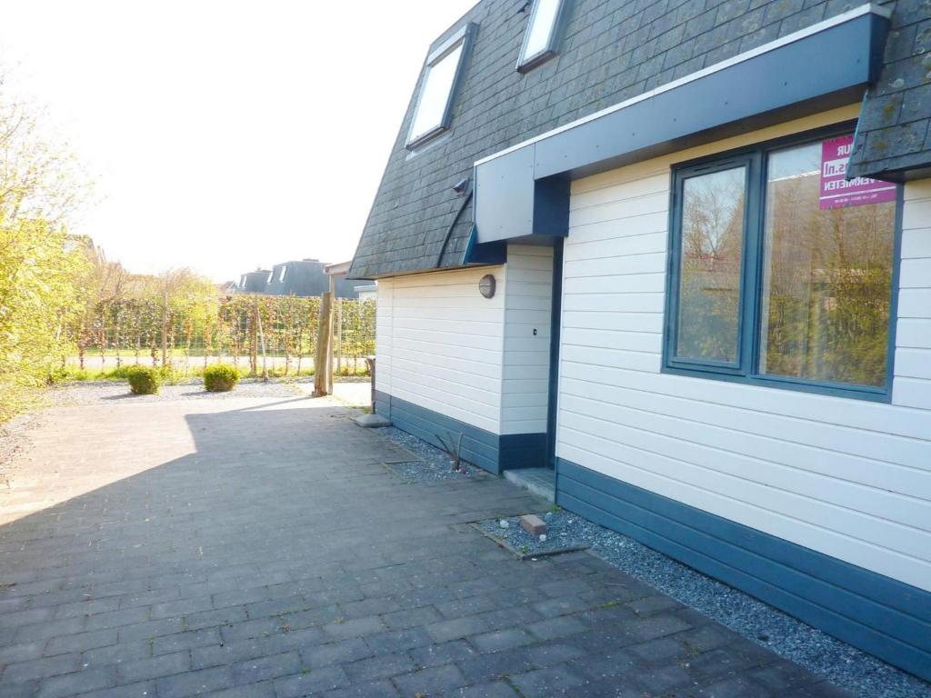 Sunlit Holiday Home by the Sea — photo 1
