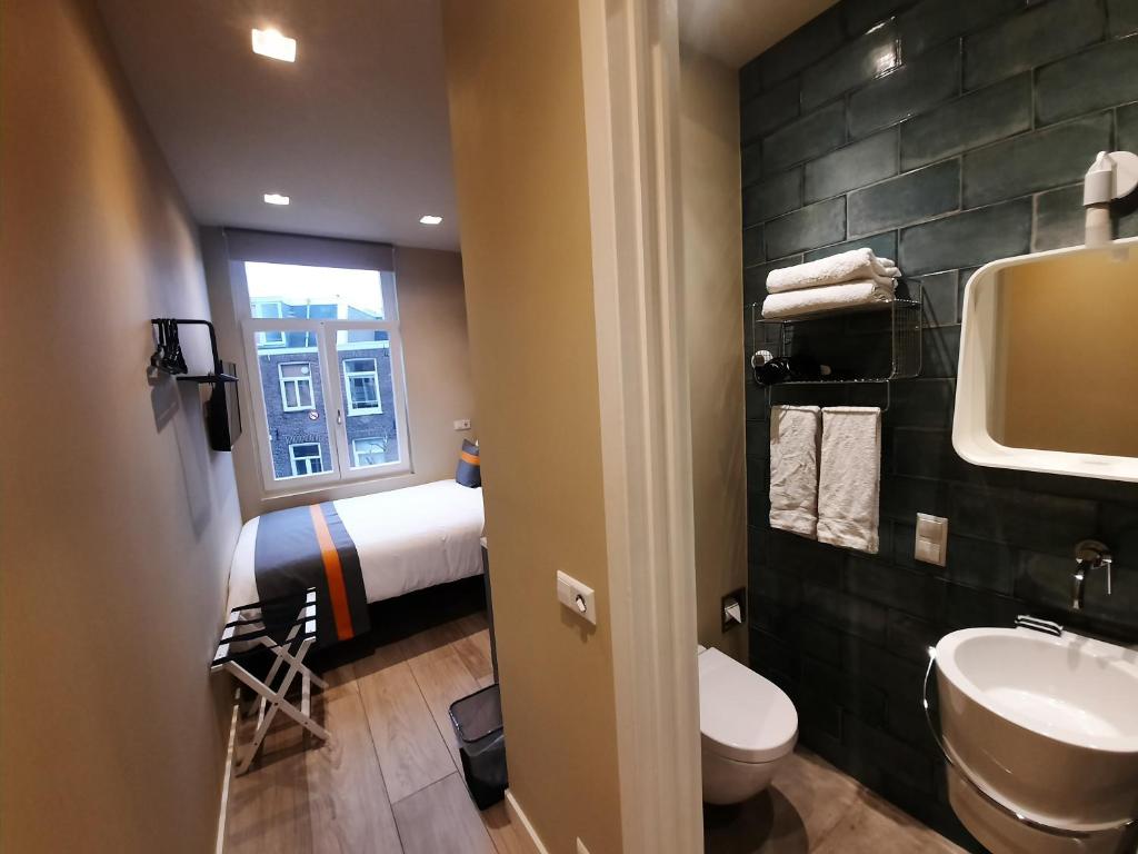 RoomWest photo 3