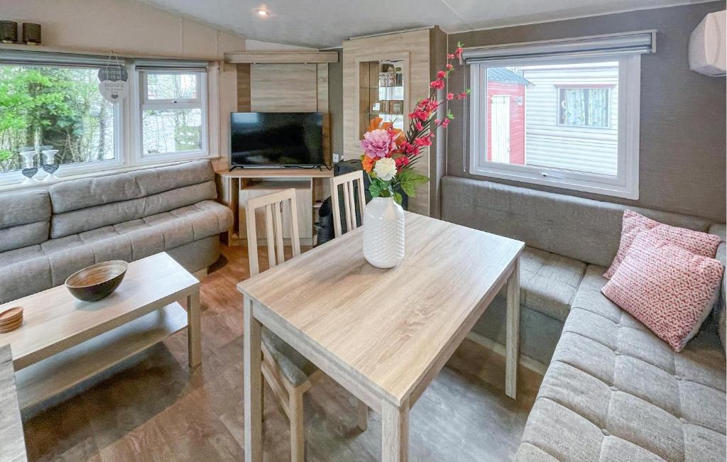 2 Bedroom Cozy Stacaravan In Makkum photo 2