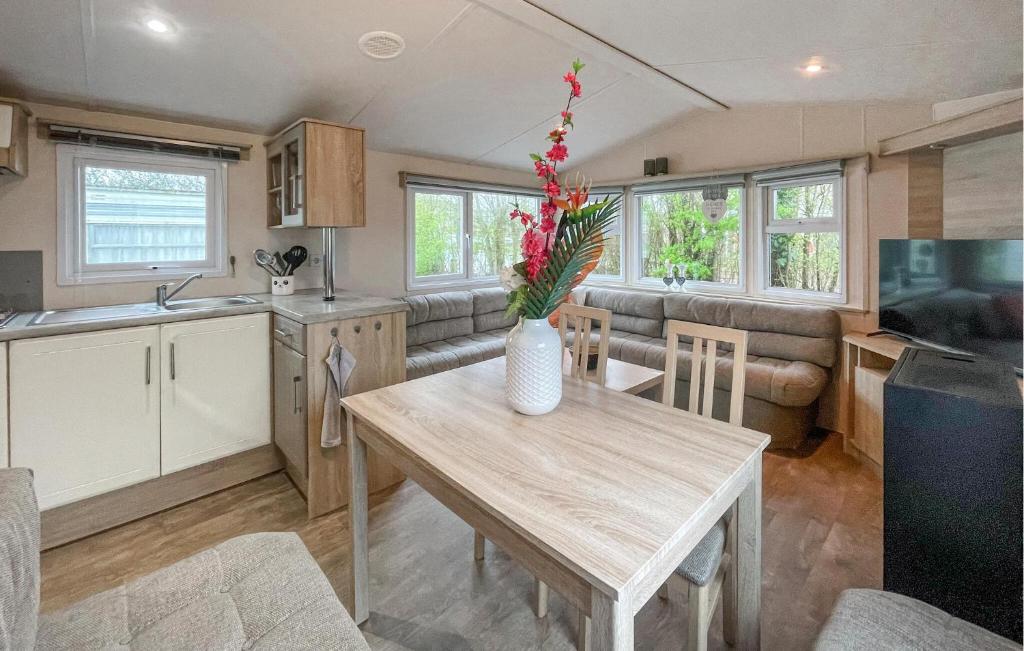 2 Bedroom Cozy Stacaravan In Makkum photo 3