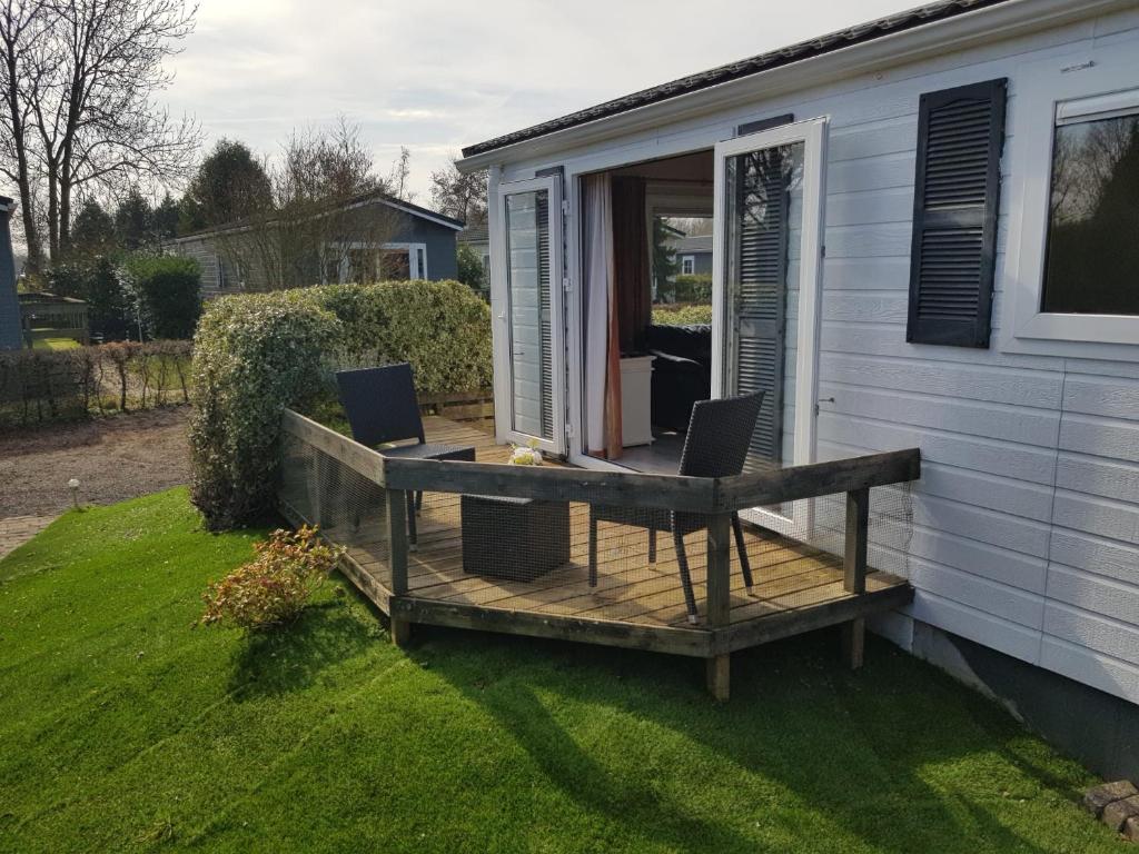 Sunny Chalet near Amsterdam at Camping Venhop photo 3