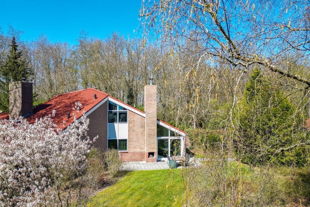 Grote Bonte Specht I Moderne Bungalow aan Bosrand — photo 1