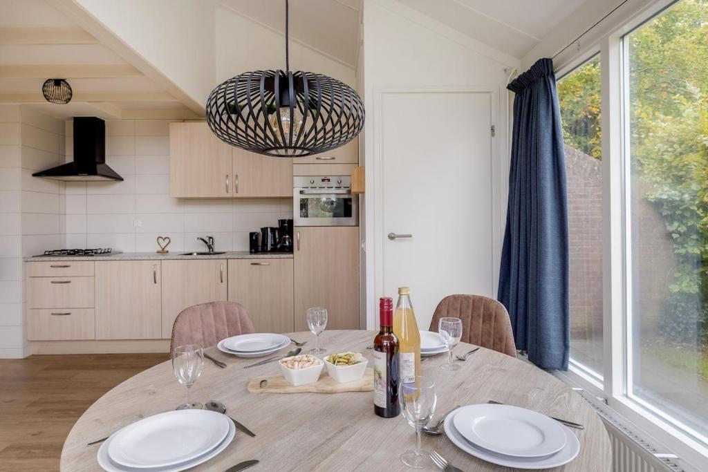 Grote Bonte Specht I Moderne Bungalow aan Bosrand photo 3