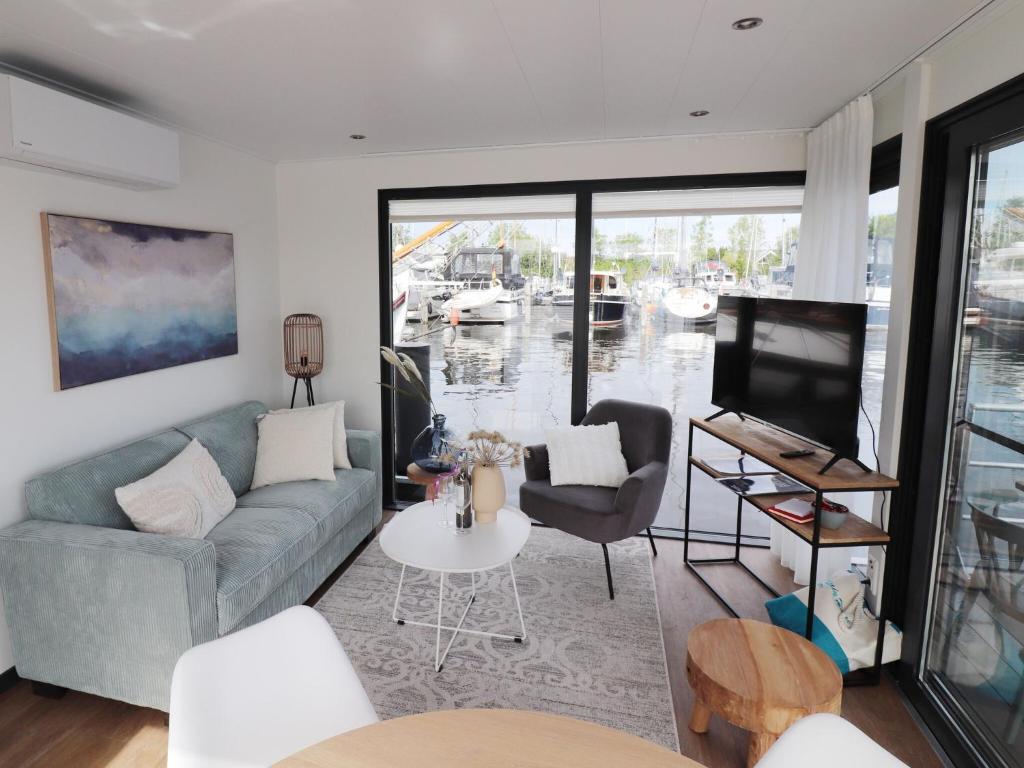 Houseboat in Lemmer with Harbor Views — photo 1