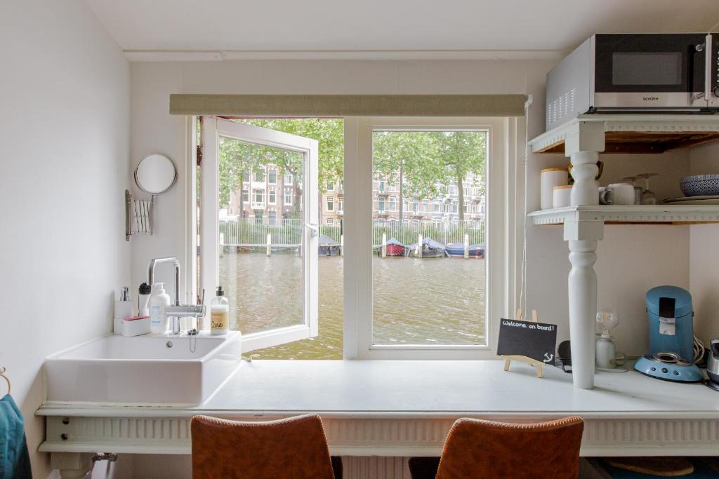 The Amsterdam Houseboat Family - de Jordaan Brand New Houseboat! photo 2