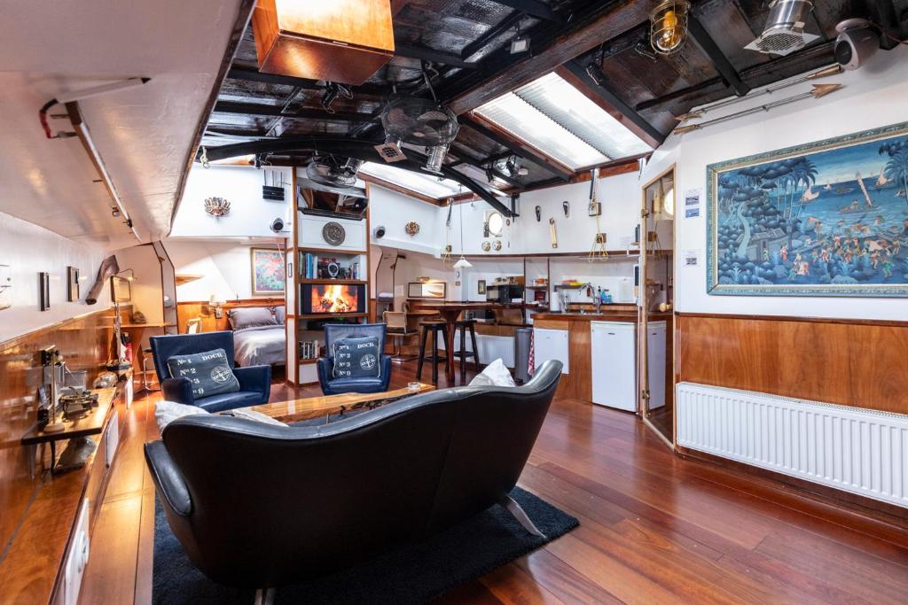 Anna Houseboat — photo 1