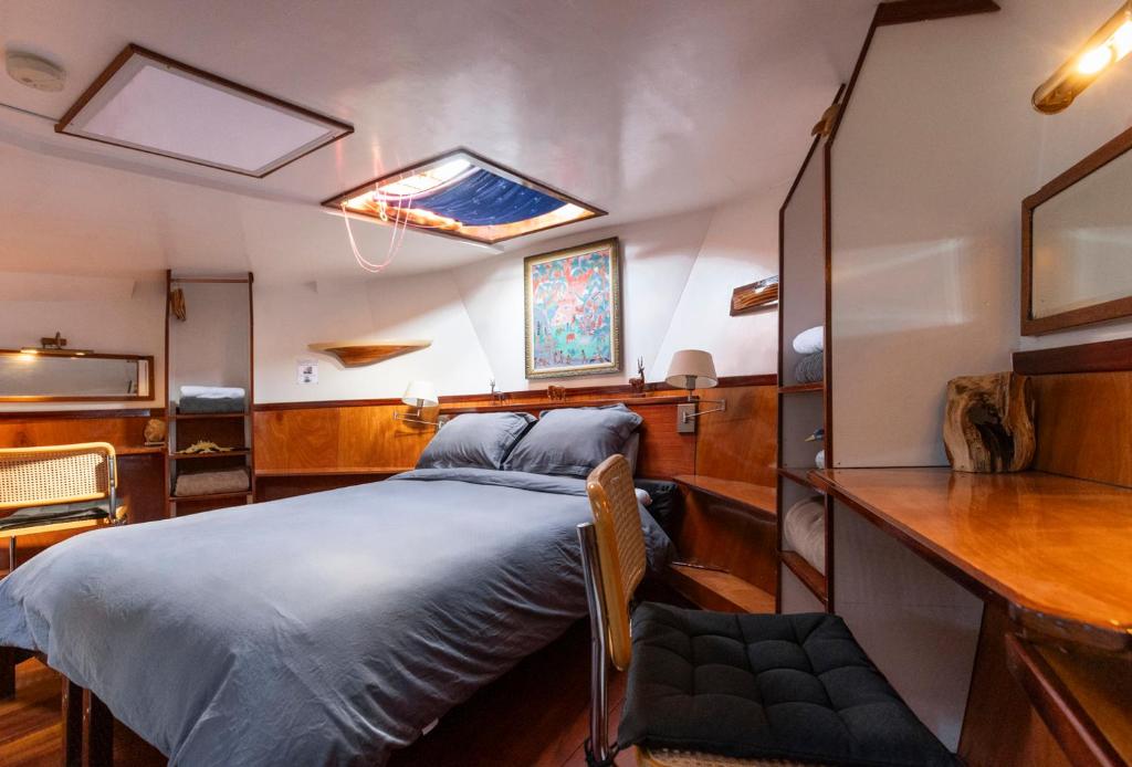 Anna Houseboat photo 2