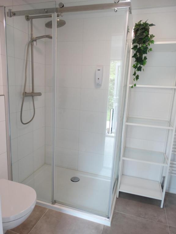 Bright Holiday Home with Hot Tub Near Breda photo 3