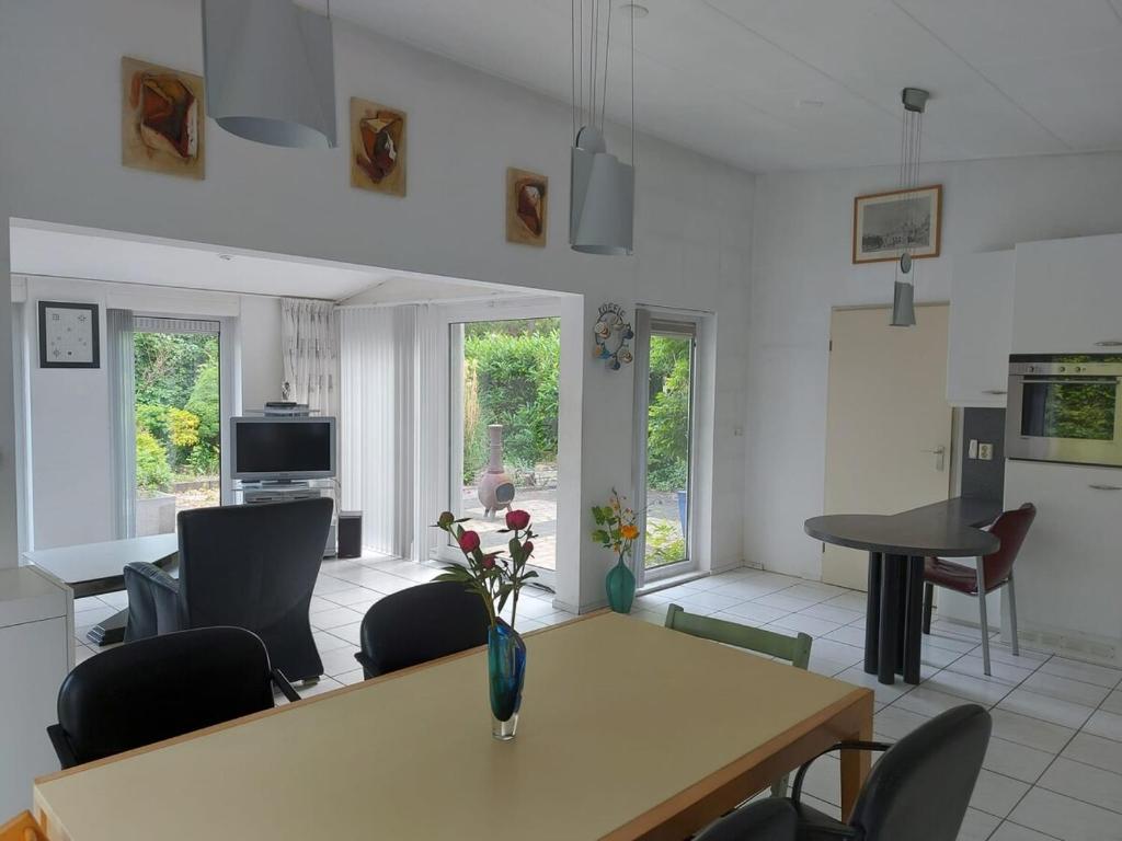Summer house on quiet park close to beach — photo 1