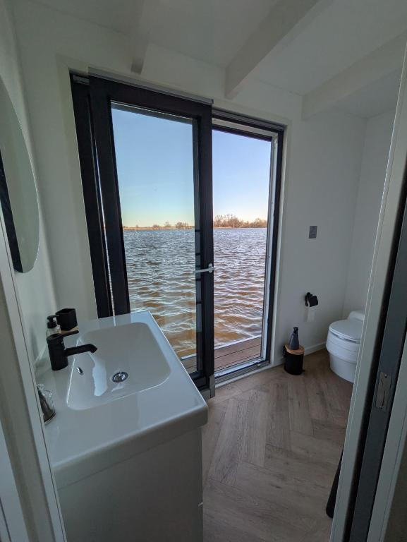 Surla Houseboat "Walvis" Kagerplassen photo 3
