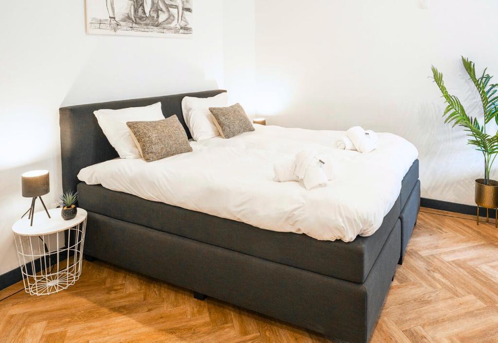 Stylish Studio with Balcony photo 2