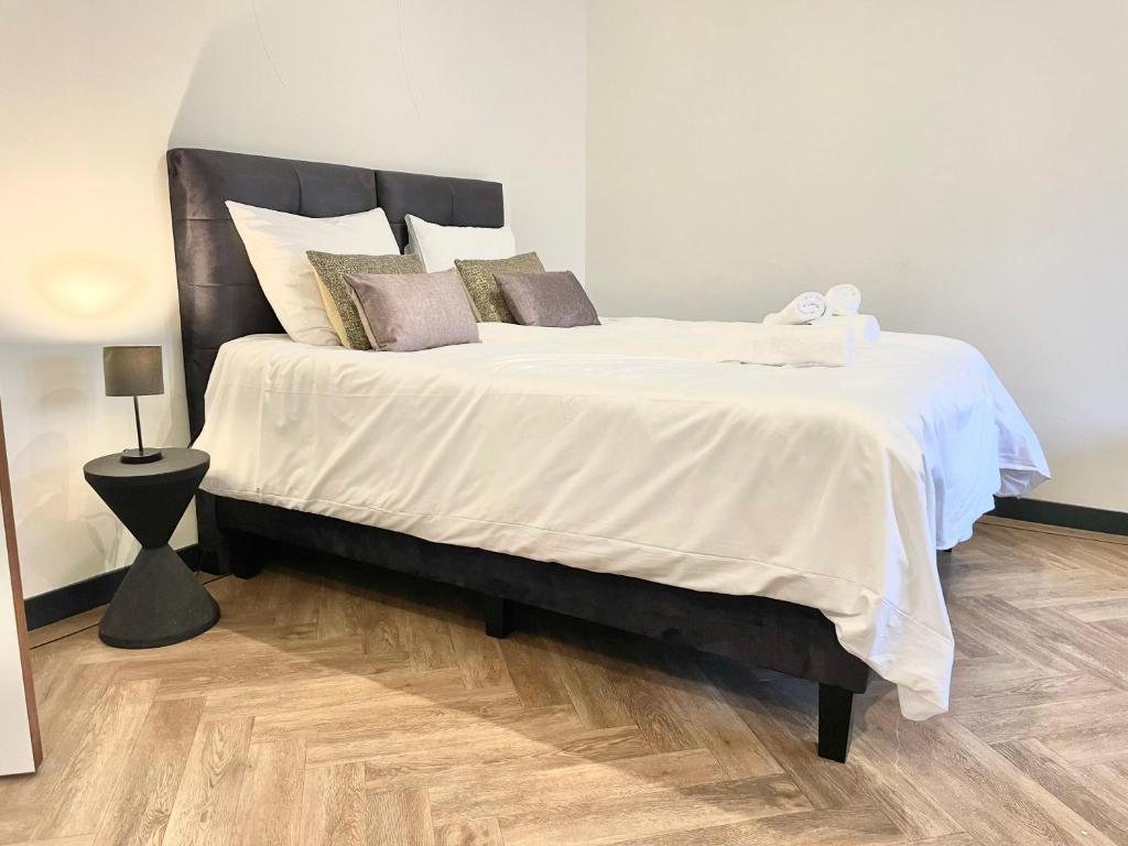 Stylish Studio with Balcony photo 3