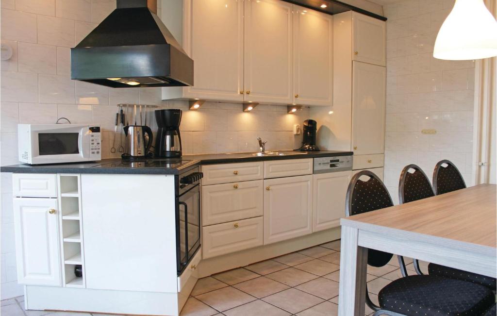 Beautiful Home In Nieuwvliet-Bad photo 3