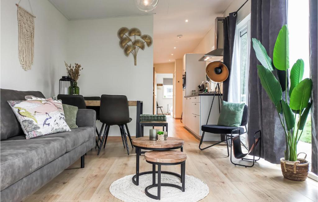Pet Friendly Home In Heinkenszand photo 3