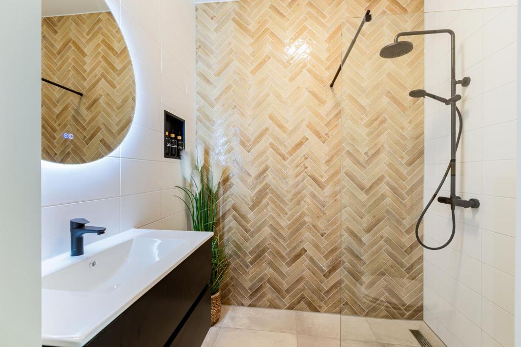 Stylish apartment next to the Amstel river- Unit F photo 3