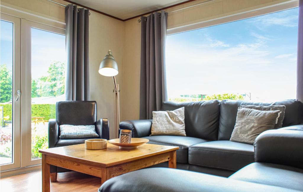 3 Bedroom Stunning Home In Tzummarum photo 3
