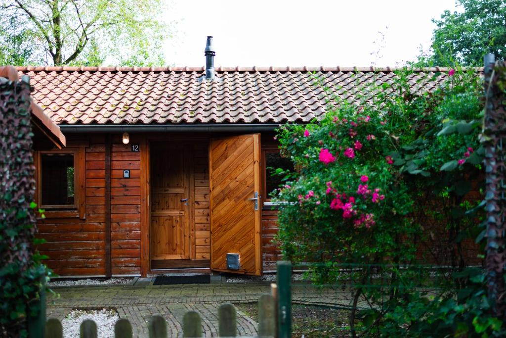 Sfeervol houten huisje met omheinde tuin op de Veluwe — photo 1