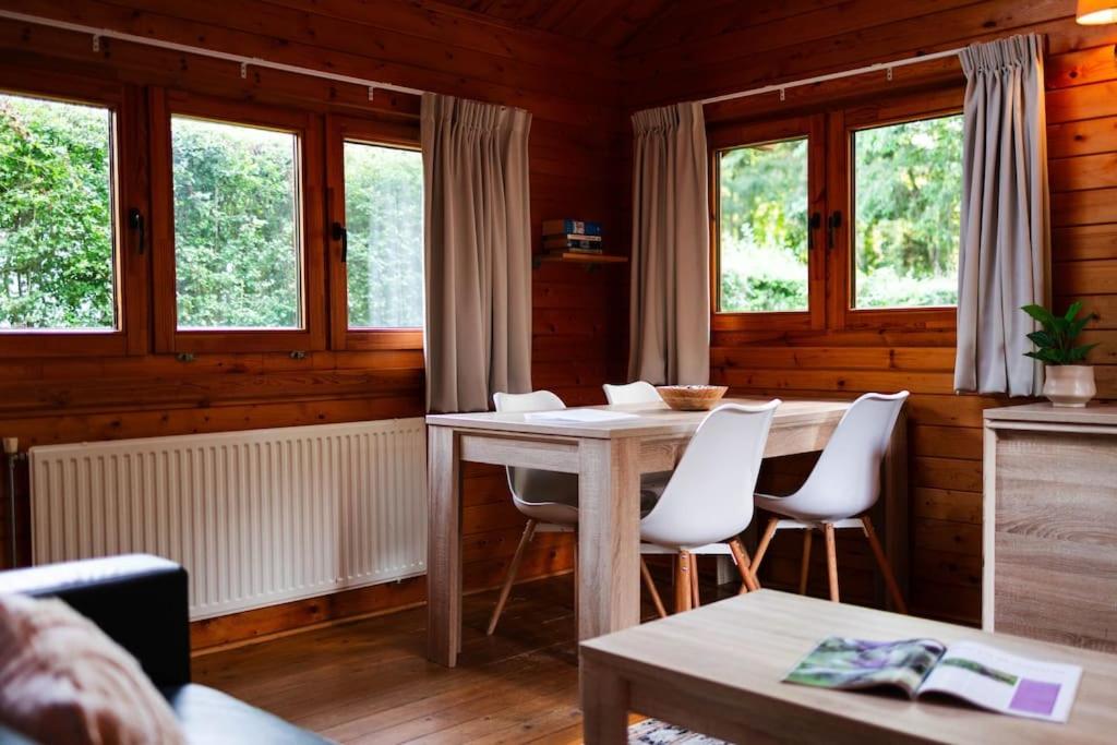 Sfeervol houten huisje met omheinde tuin op de Veluwe photo 3