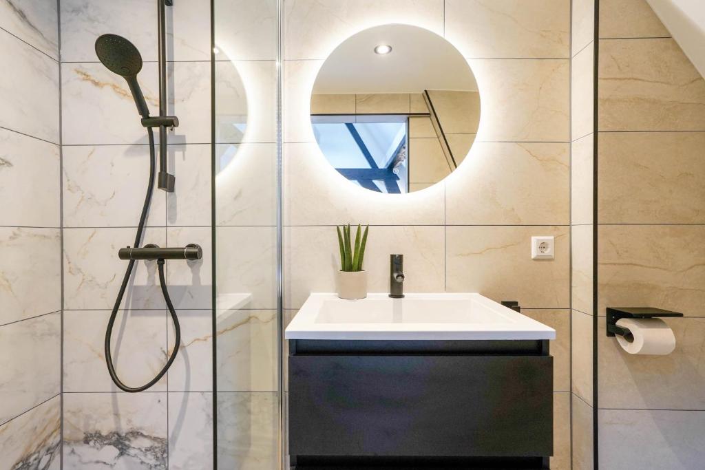 Romantic 35m2 City Center Suite photo 3
